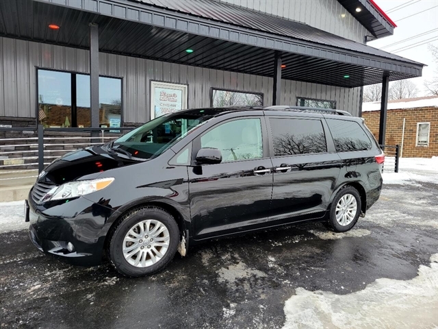 Used 2017 Toyota Sienna XLE with VIN 5TDYZ3DC1HS892962 for sale in Winner, SD