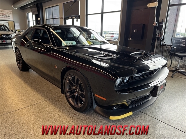 Pitch Black Clearcoat 2023 Dodge Challenger R/T Scat Pack RWD Coupe Rear-Wheel Drive Manual