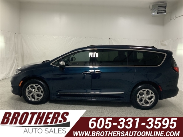  2023 Chrysler Pacifica Limited AWD   