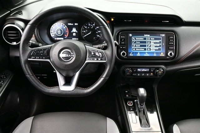 View vehicle photo 6