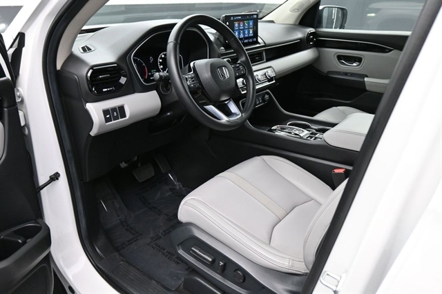 View vehicle photo 2