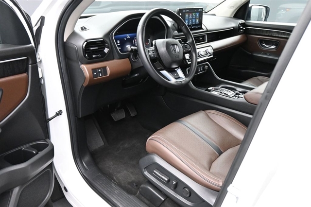View vehicle photo 2