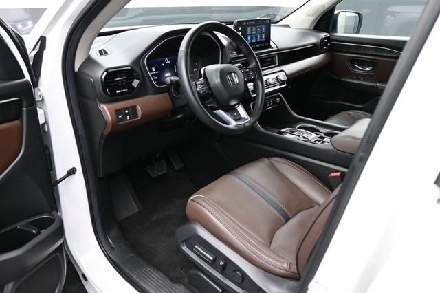 View vehicle photo 2