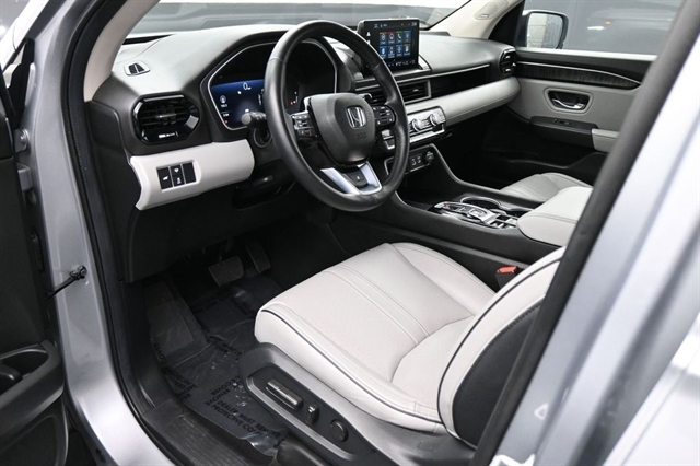 View vehicle photo 2