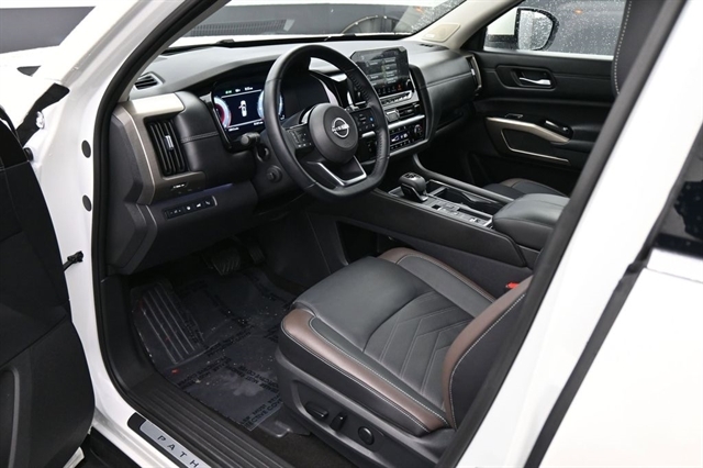 View vehicle photo 2