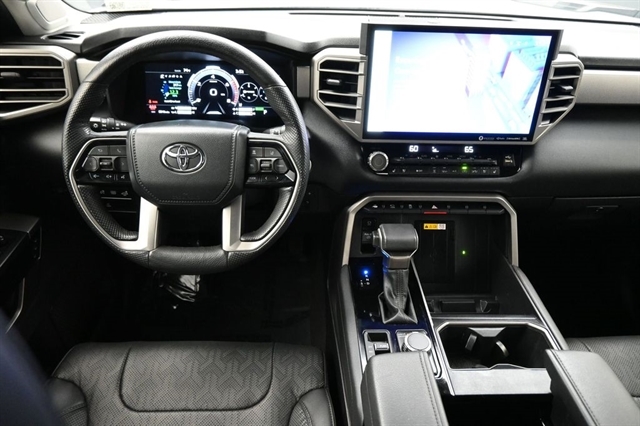 View vehicle photo 7