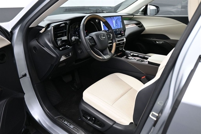 View vehicle photo 2