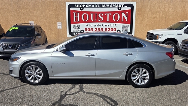 Silver 2022 Chevrolet Malibu Sedan Front-Wheel Drive Continuously Variable Transmission