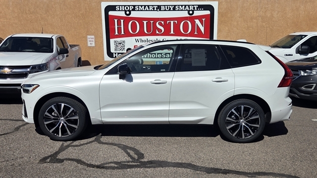 2023 Volvo XC60 B5 Ultimate Dark Theme AWD