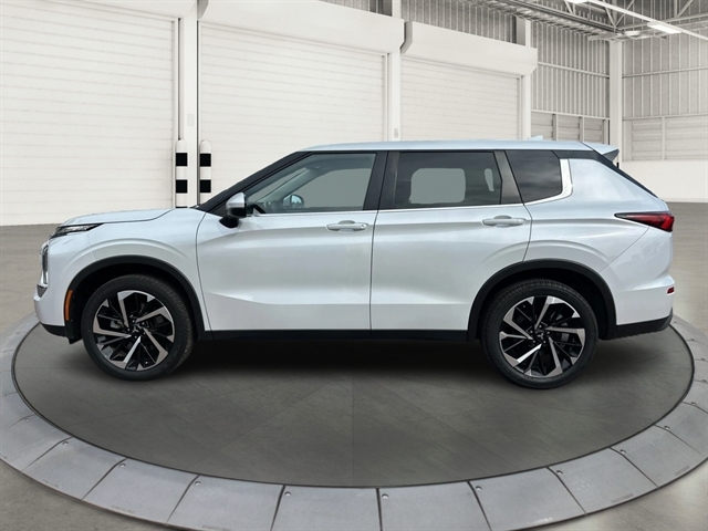 White Diamond 2022 Mitsubishi Outlander ES S-AWC SUV / Crossover All-Wheel Drive Continuously Variable Transmission