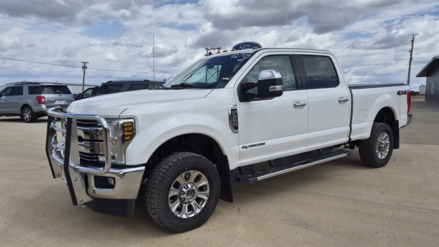 Oxford White 2019 Ford F-350 Super Duty Lariat Crew Cab 4WD Pickup Truck Four-Wheel Drive Automatic